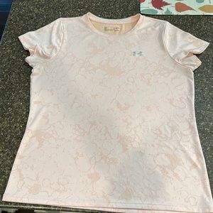 Under armour short sleeve with textured print.